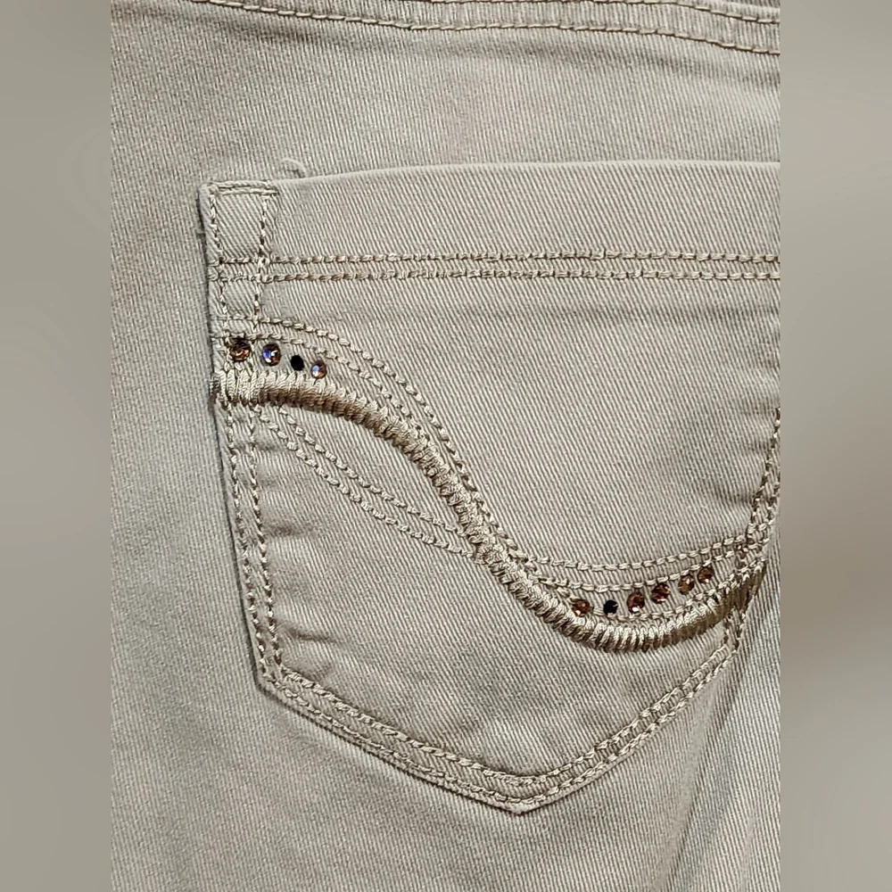 Roz & Ali tan pants with mid-rise fit and decor on back pockets Size 20 Average - Picture 6 of 7